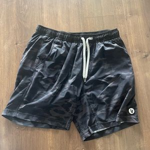 Vuori Kore Short Black Camo Sz L